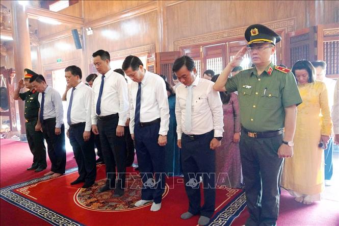 Lãnh đạo tỉnh Quảng Trị và các đại biểu dâng hoa, dâng hương tại Đền thờ Bác Hồ và các Anh hùng liệt sĩ tỉnh (ở phường Đồng Hới, tỉnh Quảng Trị). Ảnh: TTXVN phát