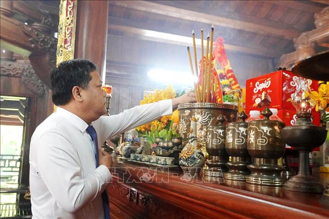Chủ tịch UBND tỉnh Quảng Trị Trần Phong dâng hương tưởng niệm, tri ân công lao của Chủ tịch Hồ Chí Minh và các Anh hùng liệt sĩ. Ảnh: TTXVN phát
