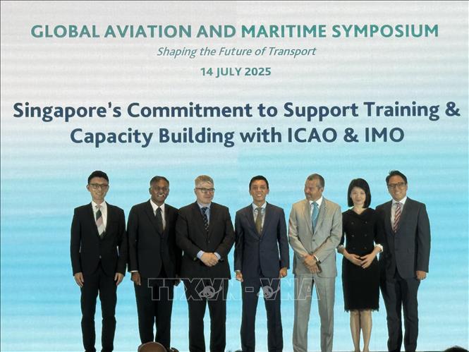 Quyền Bộ trưởng Giao thông vận tải Singapore (thứ tư từ trái sang) cùng các quan chức hàng không, hàng hải tại hội nghị. Ảnh: Ngọc Khương - PV TTXVN tại Singapore