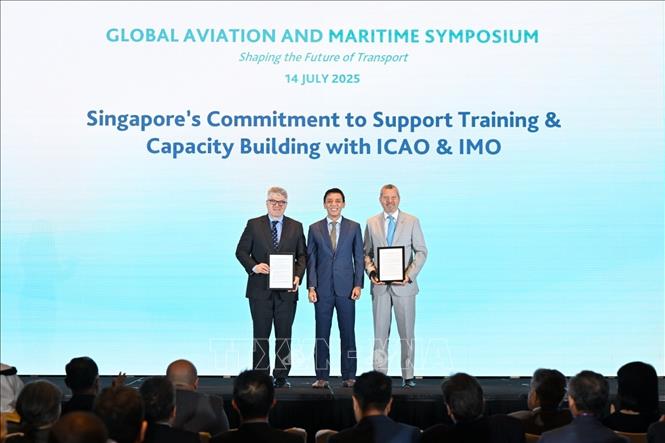 Quyền Bộ trưởng Giao thông vận tải Singapore Jeffrey Siow (giữa) cùng đại diện ICAO và IMO tại hội nghị. Ảnh: TTXVN phát