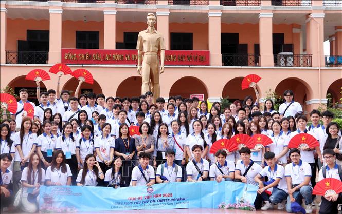 Vietnam Summer Camp 2025 brings together over 100 young Vietnamese expatriates from 31 countries and territories. VNA Photo: Xuân Khu