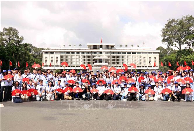 Vietnam Summer Camp 2025 brings together over 100 young Vietnamese expatriates from 31 countries and territories. VNA Photo: Xuân Khu