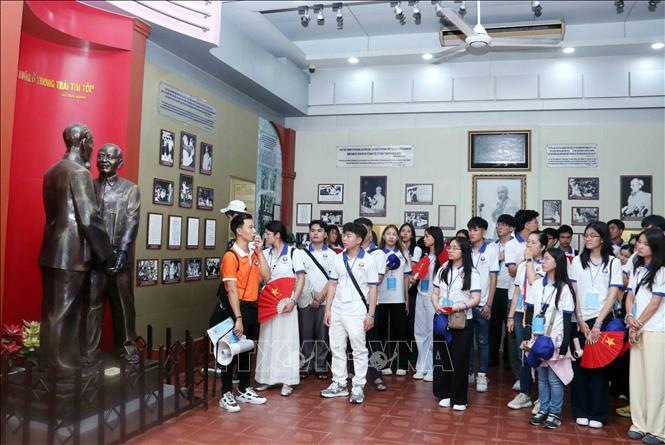 Vietnam Summer Camp 2025 brings together over 100 young Vietnamese expatriates from 31 countries and territories. VNA Photo: Xuân Khu