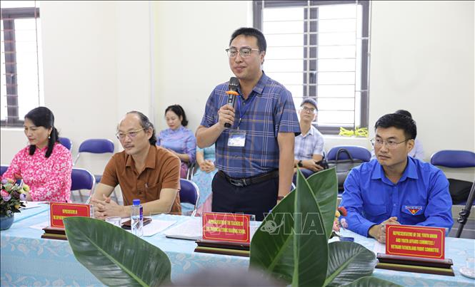Vu Trung Hoan, principal of the Dien Bien boarding high school for ethnic minorities speaks at the meeting. VNA Photo: Phan Quân