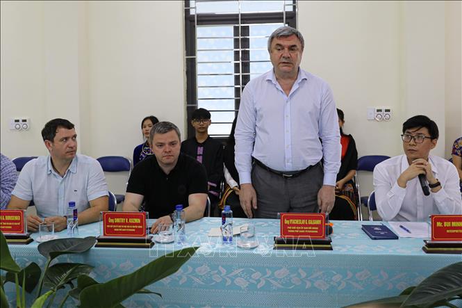 Vyacheslav G. Kalganov, Deputy Chairman of the Saint Petersburg Committee for External Relations speaks at the meeting. VNA Photo: Phan Quân