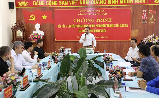 The Department of Education and Training of Dien Bien province on July 14 hosts a delegation from Saint Petersburg to discuss prospects for cooperation in education and preparations for sending a group of local students to a summer camp in the Russian city this August. VNA Photo: Phan Quân