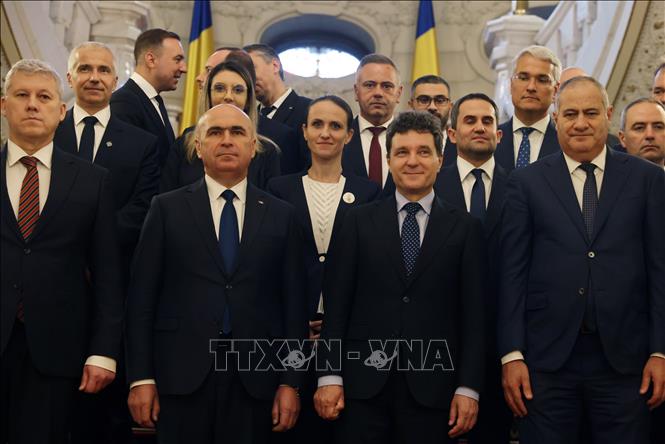 Tổng thống Romania Nicusor Dan (thứ 2, phải, hàng trước) chụp ảnh chung với các thành viên nội các mới do Thủ tướng Ilie Bolojan (thứ 2, trái, hàng trước) lãnh đạo, tại Bucharest, ngày 23/6/2025. Ảnh: THX/TTXVN