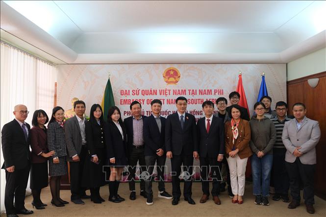 Phó Chủ tịch Quốc hội Vũ Hồng Thanh chụp ảnh lưu niệm cùng cán bộ, nhân viên Đại sứ quán Việt Nam, các cơ quan bên cạnh và cộng đồng người Việt Nam tại Nam Phi. Ảnh: Hồng Minh - PV TTXVN tại Nam Phi