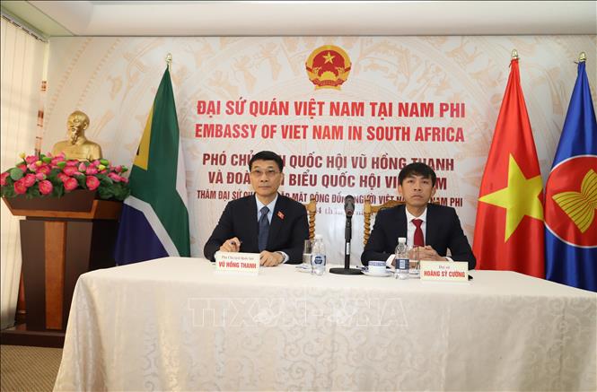 Phó Chủ tịch Quốc hội Vũ Hồng Thanh và Đại sứ Việt Nam tại Pretoria (Nam Phi) Hoàng Sỹ Cường lắng nghe tâm tư, nguyện vọng của đại diện cộng đồng. Ảnh: Hồng Minh - PV TTXVN tại Nam Phi