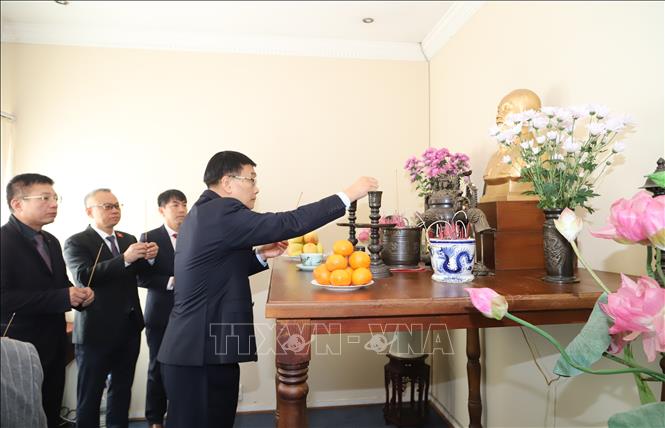 Phó Chủ tịch Quốc hội Vũ Hồng Thanh dâng hương ban thờ Chủ tịch Hồ Chí Minh tại Đại sứ quán Việt Nam tại Pretoria (Nam Phi). Ảnh: Hồng Minh - PV TTXVN tại Nam Phi