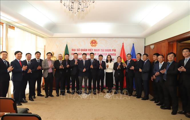 Đoàn đại biểu Quốc hội Việt Nam chụp ảnh lưu niệm tại Đại sứ quán Việt Nam tại Pretoria (Nam Phi). Ảnh: Hồng Minh - PV TTXVN tại Nam Phi