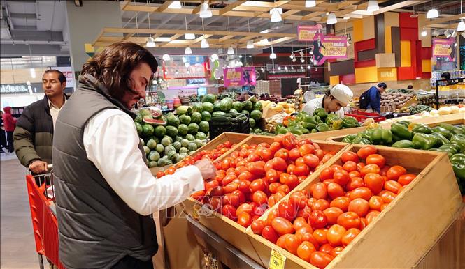 Khánh hàng đang chọn cà chua trong siêu thị Walmart tại thủ đô Mexico City, Mexico. Ảnh: Phi Hùng - PV TTXVN tại Mexico