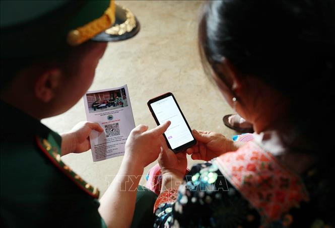 Để phát huy hiệu quả của Hòm thư điện tử ẩn danh lực lượng Biên phòng hướng dẫn người dân sử dụng công nghệ để tố giác tội phạm. Ảnh: Quý Trung - TTXVN