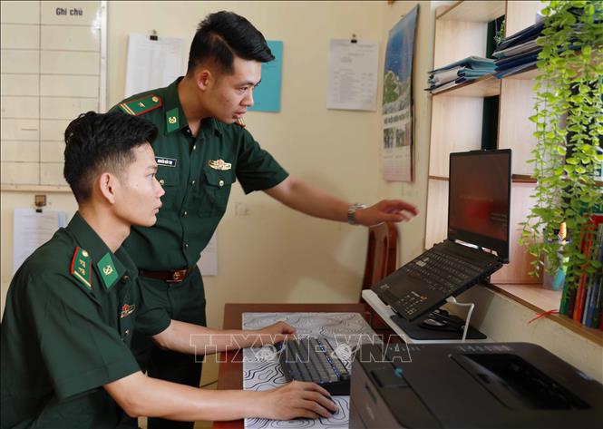 Cán bộ trực ban Đồn Biên phòng Sin Suối Hồ kiểm tra, tiếp nhận thông tin tố giác tội phạm qua hòm thư điện tử tới đơn vị. Ảnh: Quý Trung - TTXVN