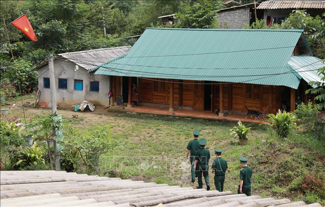 Đội vận động quần chúng Đồn Biên phòng Sin Suối Hồ tỉnh Lai Châu xuống bản Sân bay tuyên truyền cho người dân về đấu tranh tố giác tội phạm. Ảnh: Quý Trung - TTXVN