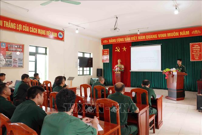 Đồn Biên phòng Sin Suối Hồ triển khai giao ban về công tác tuyên truyền cho người dân trên địa bàn về hòm thư tiếp nhận thông tin tốc giác tội phạm. Ảnh: Quý Trung - TTXVN