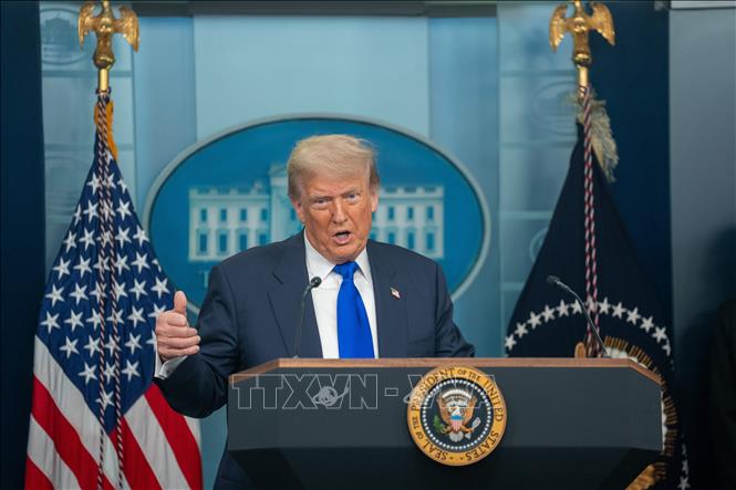 Tổng thống Mỹ Donald Trump phát biểu họp báo tại Nhà Trắng. Ảnh: THX/TTXVN