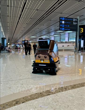 Robot vệ sinh tại sân bay Changi (Singapore). Ảnh: Đỗ Vân - PV TTXVN tại Singapore