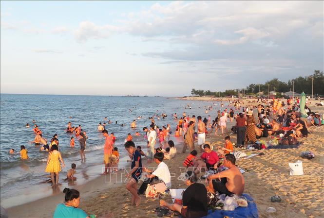 Đông đảo người dân và du khách đến bãi biển Thuận An, thành phố Huế vui chơi và tắm biển. Ảnh: Nguyên Lý - TTXVN          