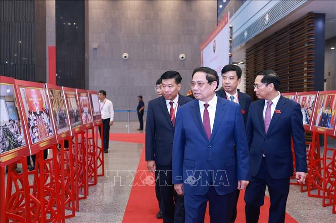 Thủ tướng Phạm Minh Chính tham quan trưng bày ảnh về hoạt động của Bộ Ngoại giao. Ảnh: Dương Giang-TTXVN