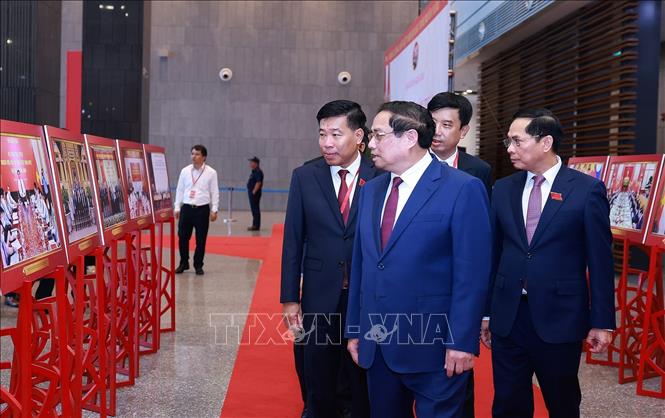 Thủ tướng Phạm Minh Chính tham quan trưng bày ảnh về hoạt động của Bộ Ngoại giao. Ảnh: Dương Giang-TTXVN