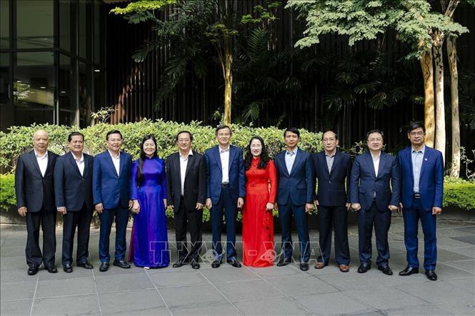 Các thành viên tham gia Chương trình nghiên cứu, trao đổi lần thứ 3 dành cho Lãnh đạo tiềm năng Việt Nam tại Singapo. Ảnh: TTXVN phát