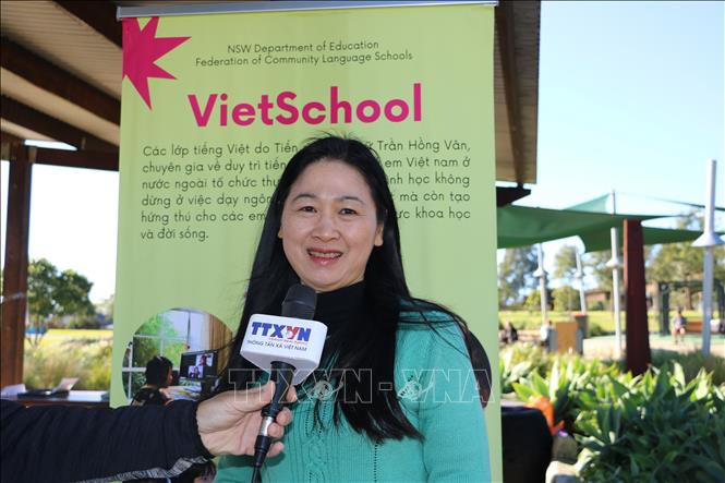 Tiến sĩ Trần Hồng Vân, Hiệu trưởng trường Việt ngữ Vietschool, trả lời phỏng vấn của phóng viên TTXVN. Ảnh: Thanh Tú - PV TTXVN tại Australia