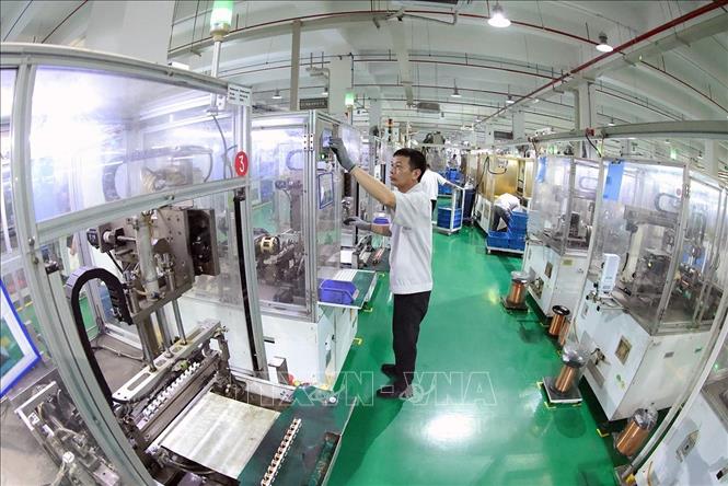 Dây chuyền sản xuất thiết bị điện ở nhà máy của Công ty TNHH điện khí Wolong Việt Nam, khu công nghiệp An Dương, thành phố Hải Phòng. Ảnh: Vũ Sinh – TTXVN