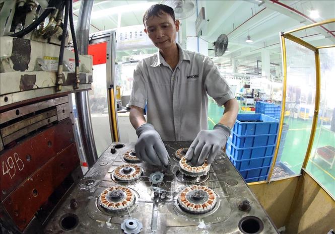
Sản xuất mô tơ điện ở nhà máy của Công ty TNHH điện khí Wolong Việt Nam, khu công nghiệp An Dương, thành phố Hải Phòng. Ảnh: Vũ Sinh – TTXVN
