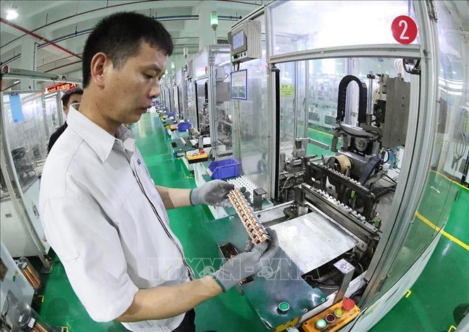 Sản xuất thiết bị điện ở nhà máy của Công ty TNHH điện khí Wolong Việt Nam, khu công nghiệp An Dương, thành phố Hải Phòng. Ảnh: Vũ Sinh – TTXVN