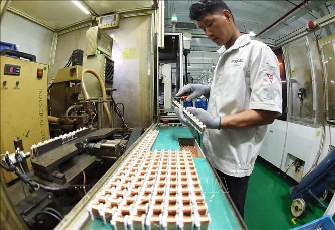 Sản xuất thiết bị điện ở nhà máy của Công ty TNHH điện khí Wolong Việt Nam, khu công nghiệp An Dương, thành phố Hải Phòng. Ảnh: Vũ Sinh – TTXVN
