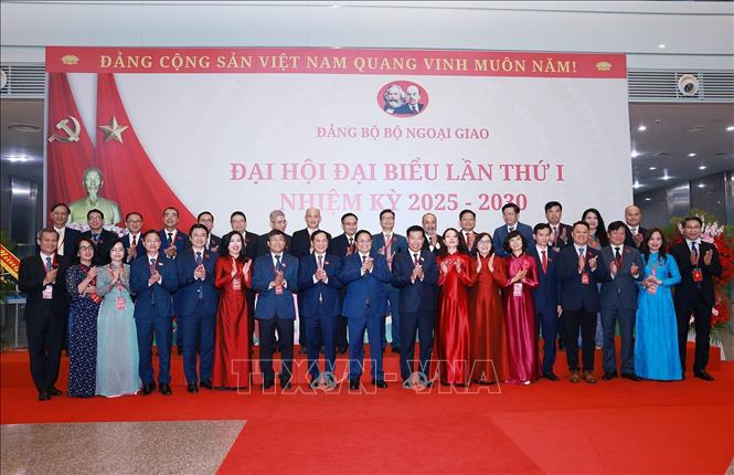 Thủ tướng Phạm Minh Chính với các đại biểu tham dự Đại hội đại biểu Đảng bộ Bộ Ngoại giao lần thứ nhất, nhiệm kỳ 2025-2030. Ảnh: Dương Giang-TTXVN
