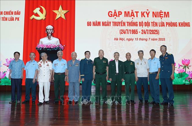 Các tướng lĩnh, cựu chiến binh bộ đội tên lửa phòng không tại buổi gặp mặt. Ảnh: Trọng Đức - TTXVN