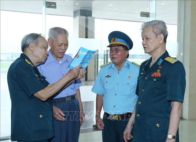 Các tướng lĩnh, cựu chiến binh bộ đội tên lửa phòng không tại buổi gặp mặt. Ảnh: Trọng Đức - TTXVN