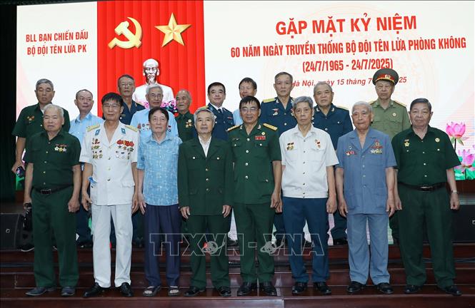 Các tướng lĩnh, cựu chiến binh bộ đội tên lửa phòng không tại buổi gặp mặt. Ảnh: Trọng Đức - TTXVN