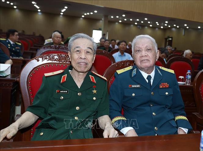 Anh hùng LLVT Nguyễn Văn Trực (trái), thế hệ đầu tiên của Lực lượng tên lửa phòng không và các đồng đội tại buổi gặp mặt. Ảnh: Trọng Đức - TTXVN
