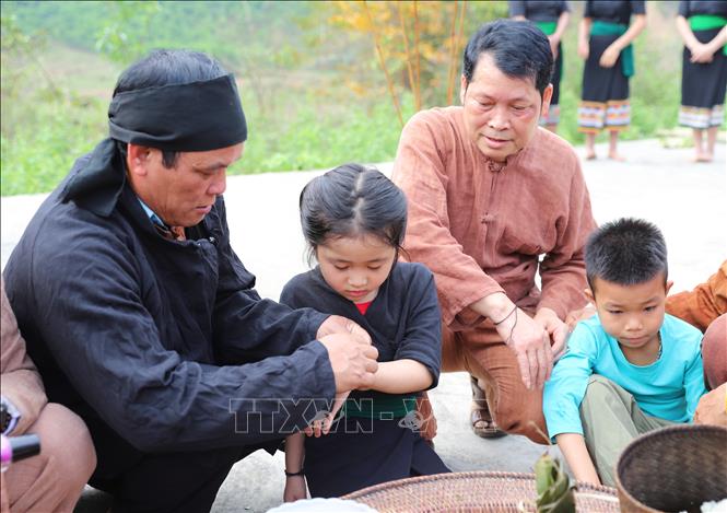 Cách tính tuổi của người Ơ Đu phụ thuộc vào tiếng sấm trong năm. Ảnh: Xuân Tiến - TTXVN 