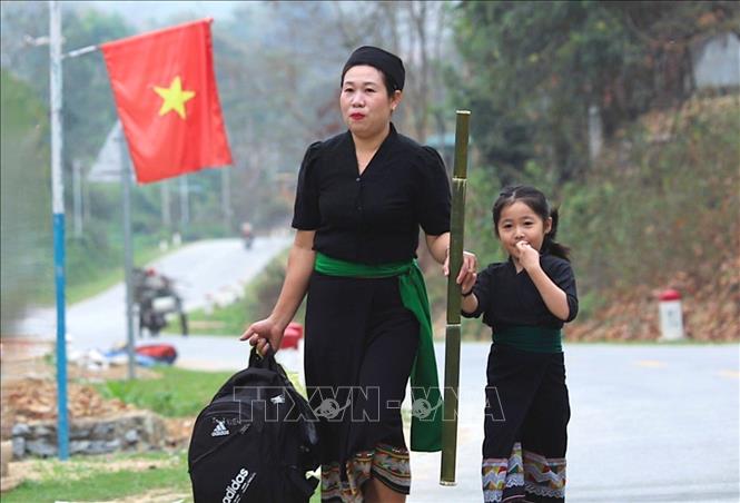 Trẻ em người Ơ Đu theo bà, mẹ đi đến địa điểm diễn ra lễ đón tiếng sấm đầu năm của bản để thầy mo (thầy cúng) đặt tên chính thức. Ảnh: Xuân Tiến - TTXVN 