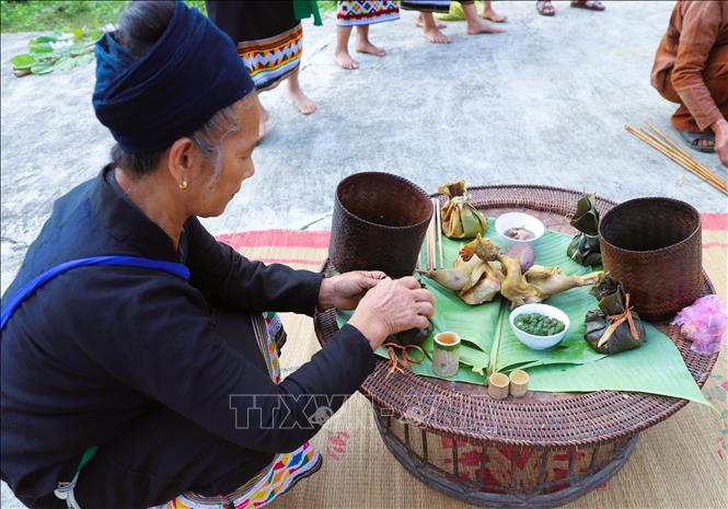 Lễ vật trên mâm cúng làm vía cho dân bản là những món ăn truyền thống của người Ơ Đu. Ảnh: Xuân Tiến - TTXVN 