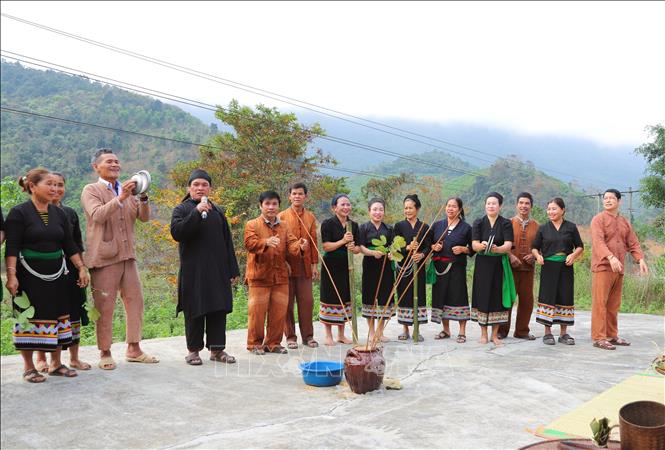 Lễ đón tiếng sấm đầu năm (Chăm Phtrong), lễ làm vía cột chỉ vào cổ tay, lễ nhập họ và đặt tên là những nghi thức quan trọng, mang đậm sắc thái văn hóa độc đáo, đặc trưng của dân tộc Ơ Đu. Ảnh: Xuân Tiến - TTXVN 