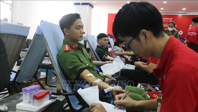 Lực lượng vũ trang tham gia hiến máu tại ngày hội. Ảnh: Hồng Thái - TTXVN
