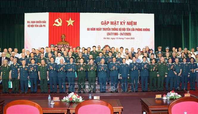 Đại biểu lãnh đạo Bộ Quốc phòng, Quân chủng Phòng không - Không quân, các Anh hùng LLVT, nhân chứng lịch sử, cựu chiến binh Bộ đội tên lửa phòng không tại buổi gặp mặt. Ảnh: Trọng Đức - TTXVN
