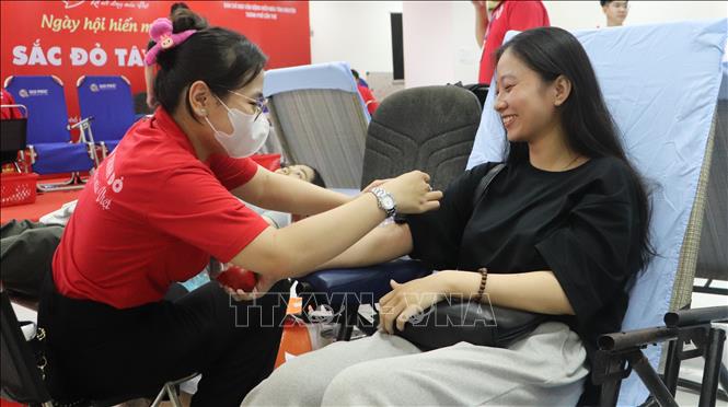 Người dân trên địa bàn tham gia hiến máu. Ảnh: Hồng Thái - TTXVN