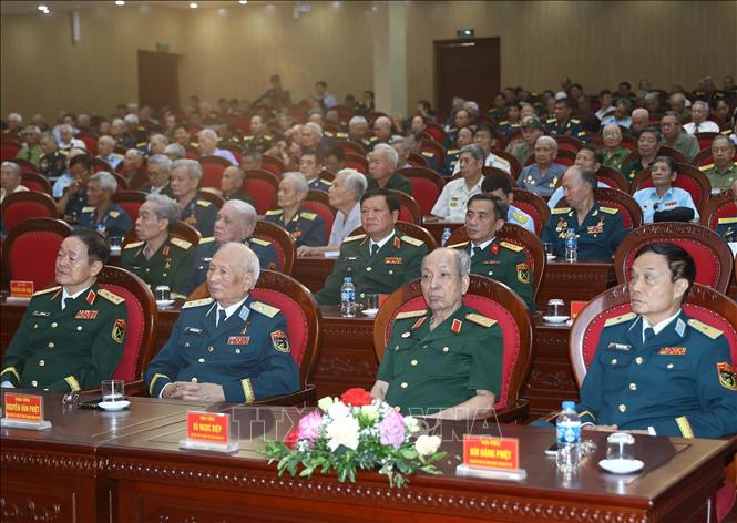 Đại biểu lãnh đạo Bộ Quốc phòng, Quân chủng Phòng không - Không quân, các Anh hùng LLVT, nhân chứng lịch sử, cựu chiến binh Bộ đội tên lửa phòng không tại buổi gặp mặt. Ảnh: Trọng Đức - TTXVN