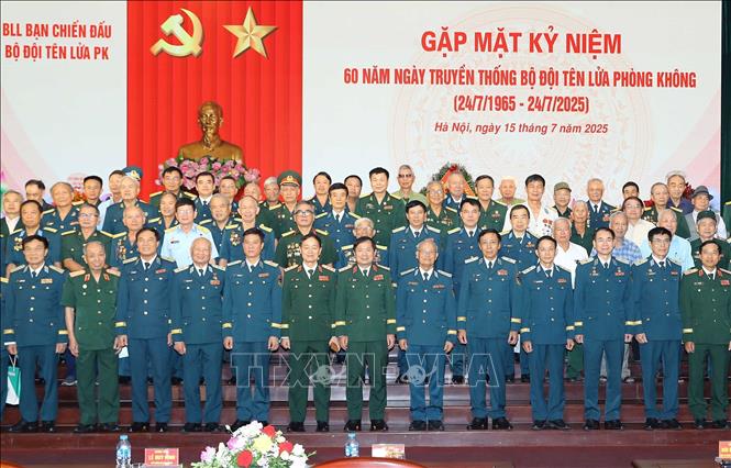 Đại biểu lãnh đạo Bộ Quốc phòng, Quân chủng Phòng không - Không quân, các Anh hùng LLVT, nhân chứng lịch sử, cựu chiến binh Bộ đội tên lửa phòng không tại buổi gặp mặt. Ảnh: Trọng Đức - TTXVN
