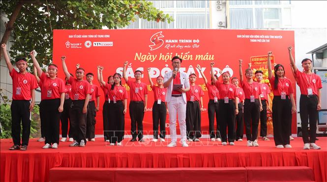 Tình nguyện viên thể hiện quyết tâm hoàn thành tốt Hành trình đỏ. Ảnh: Hồng Thái - TTXVN