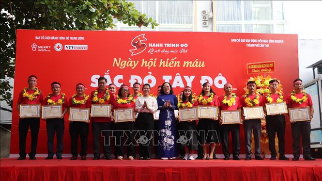 Đại diện hộ gia đình, cá nhân hiến máu tiêu biểu nhận bằng khen của Chủ tịch UBND thành phố Cần Thơ. Ảnh: Hồng Thái - TTXVN