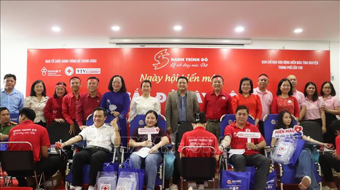 Các tình nguyện viên tham gia hiến máu tại ngày hội. Ảnh: Hồng Thái - TTXVN