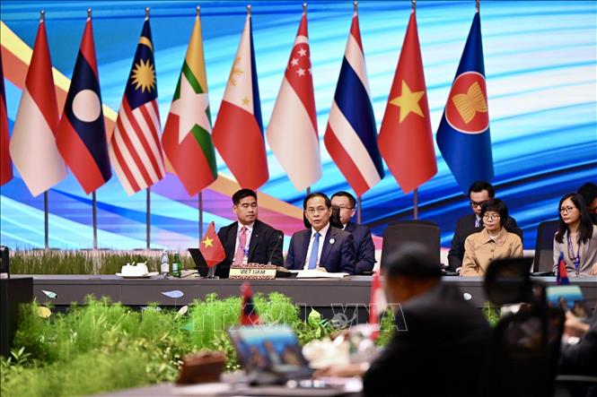 Phó Thủ tướng, Bộ trưởng Ngoại giao Bùi Thanh Sơn dẫn đầu đoàn đại biểu Việt Nam, nước điều phối quan hệ ASEAN - Anh giai đoạn 2024-2027, tại Hội nghị Bộ trưởng ASEAN - Anh ngày 11/7 ở Malaysia. Ảnh: TTXVN phát.
