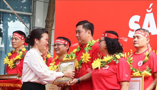 Bà Nguyễn Thị Ngọc Điệp, Phó Chủ tịch UBND thành phố Cần Thơ trao bằng khen cho người hiến máu tiêu biểu. Ảnh: Hồng Thái - TTXVN